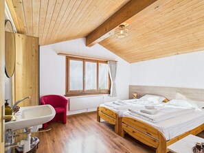 Standard Double Room with shared bathroom and WC Nr. 7 | Free WiFi, bed sheets - Hotel Wildbach Brienz (Brienz)