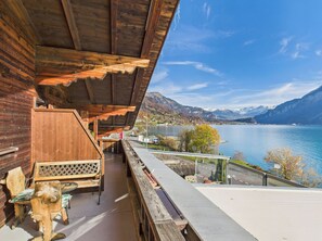 Family Room with gallery and lake view Nr. 2 | Terras