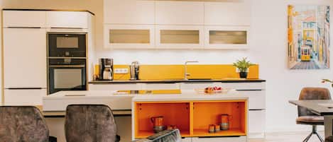 Réfrigérateur, four à micro-ondes, un four, surface de cuisson