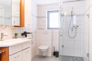 Douche, sèche-cheveux, serviettes fournies
