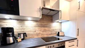 Uma cozinha moderna com fogão embutido, forno e micro-ondas.