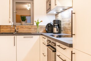 Kühlschrank, Mikrowelle, Ofen, Herdplatte