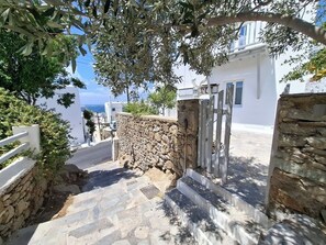 Property grounds - Seaview studio, terrace/garden with parking a few steps from town (Μυκονος)