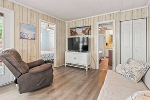 3 bedrooms, iron/ironing board, WiFi, bed sheets - "The Sun & Fun Bungalow"  Ocean Lakes (Myrtle Beach)
