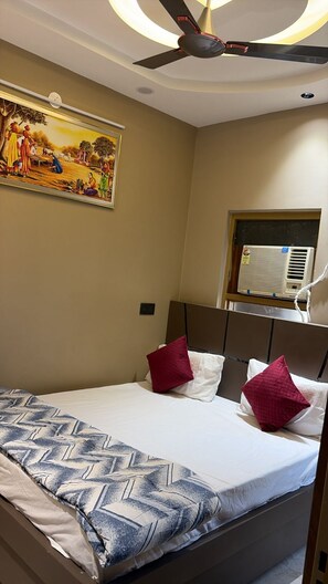 Deluxe Double Room | WiFi (free), bed sheets - Moon Stay Panipat (Panipat)
