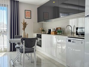 Private kitchen - Qoople Elite 3 City 11 - Cozy 1-bedroom apartment in fabulous Alanya (Alanya)