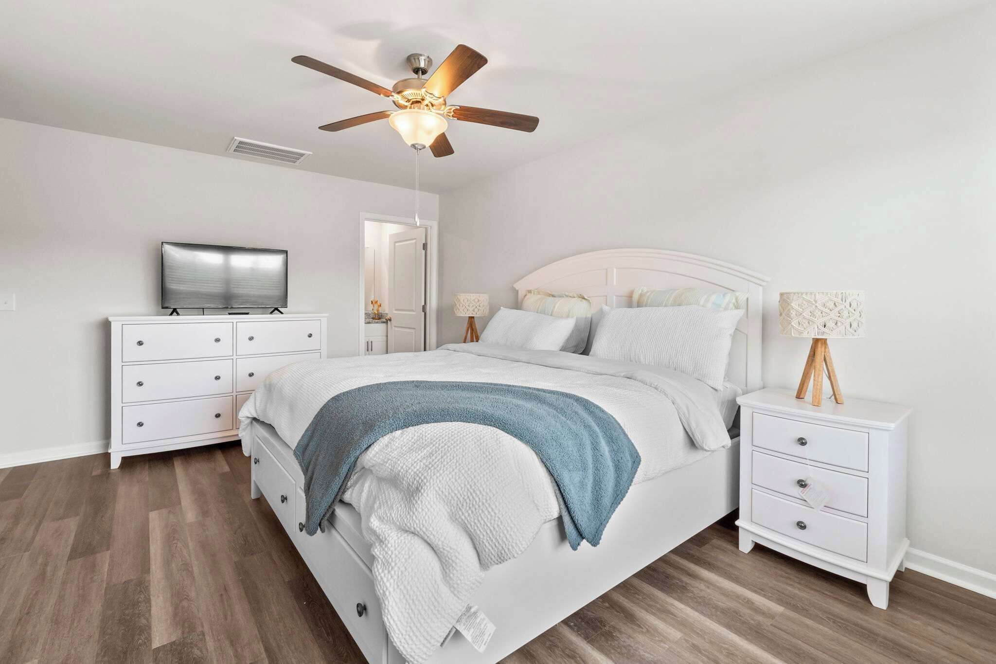3 habitaciones, tabla de planchar con plancha, wifi y ropa de cama 