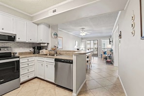 Fridge, microwave, oven, stovetop - Orange Crush at Tilghman (North Myrtle Beach)
