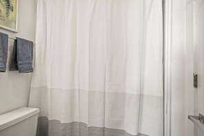 Dusche, Haartrockner, Handtücher, Shampoo
