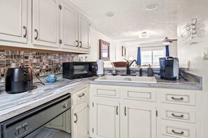 Fridge, microwave, oven, stovetop - Par Tee Flamingo Located in North Myrtle Beach (North Myrtle Beach)