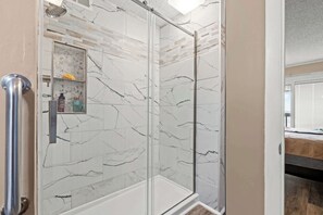 Doccia, asciugacapelli, asciugamani, shampoo