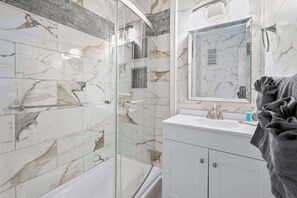 Dusche, Haartrockner, Handtücher, Shampoo