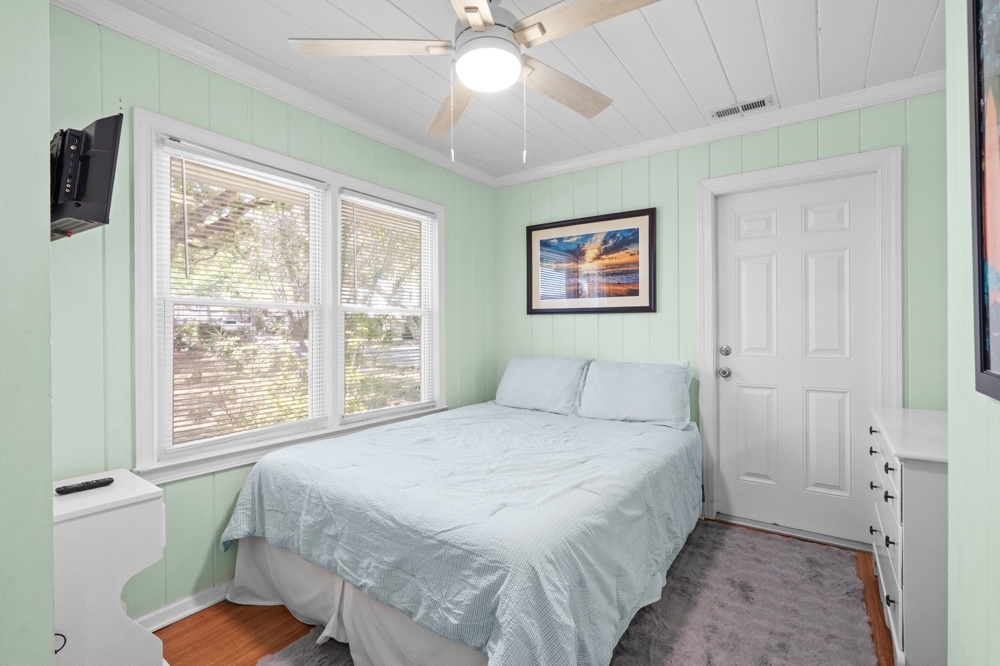Iron/ironing board, free WiFi, bed sheets