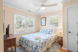 Iron/ironing board, free WiFi, bed sheets - Coastal Cottage- 3 Bedroom (Surfside Beach)