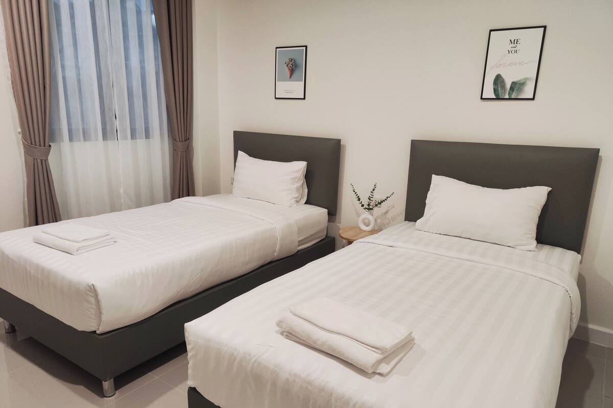 Basic Twin Room, City View