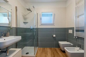 Shower, hair dryer, bidet, soap - Tower View & Double Balcony - Modern Studio Apartment with Parking (Pisa)