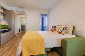 Iron/ironing board, WiFi, bed sheets - Tower View & Double Balcony - Modern Studio Apartment with Parking (Pisa)