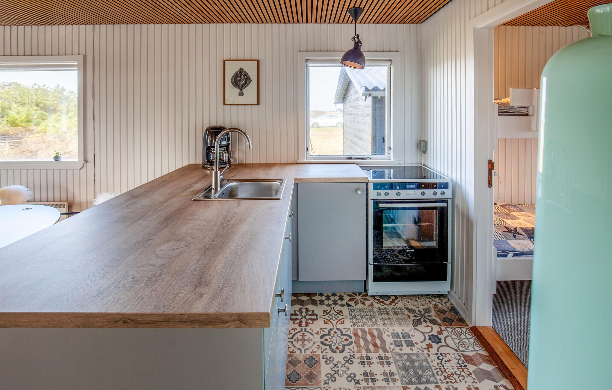 Frigorífico, placa de cocina, cafetera o tetera y utensilios de cocina