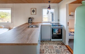 Refrigerador, parrilla de estufa y cafetera y tetera 
