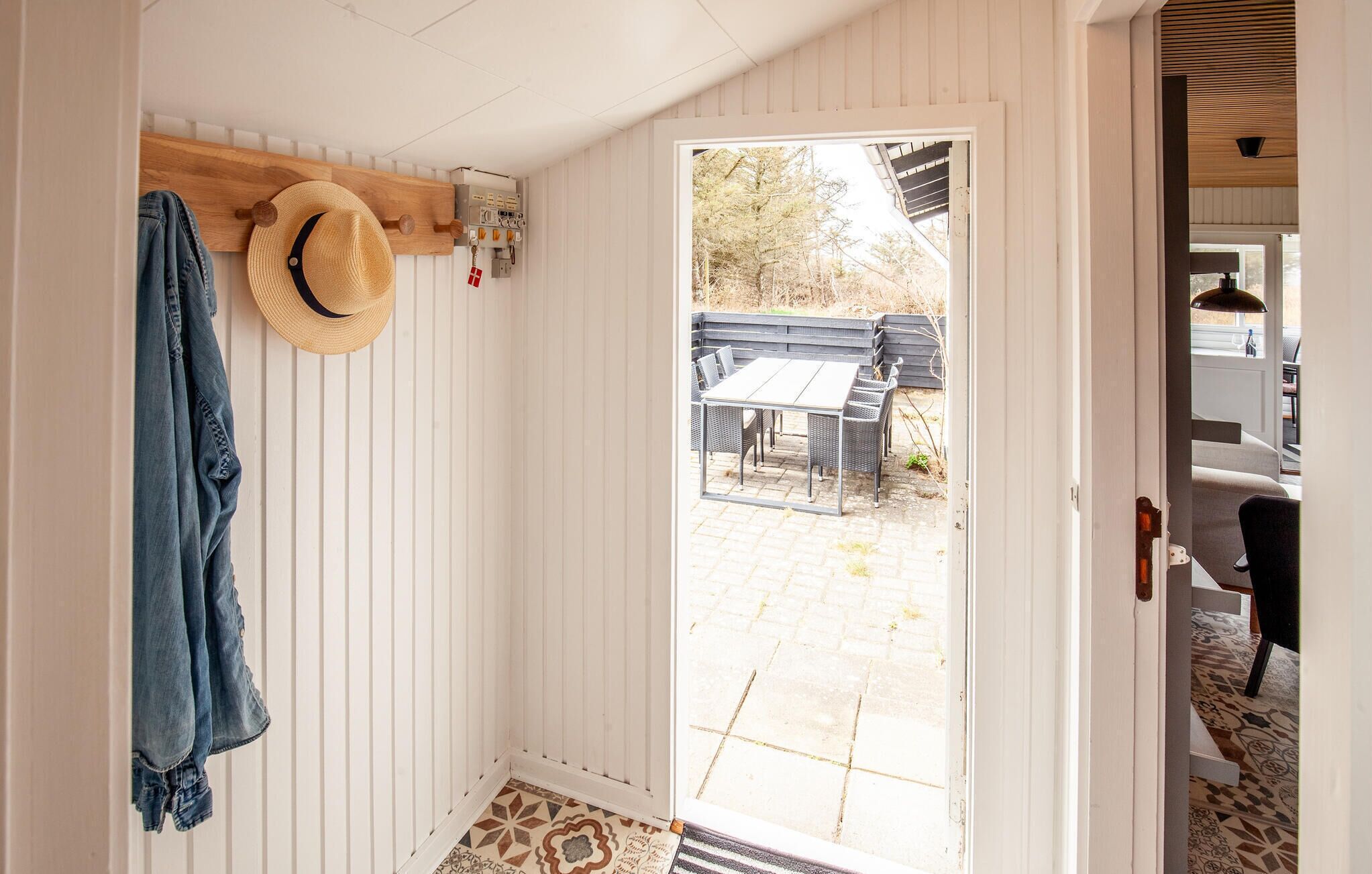 Una habitación con puerta que da a un patio al aire libre.