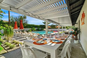 Outdoor dining - Living The Desert Way - Expansive 5‑Bedroom with Pool, Spa, Fire Pit & Stunning Mountain Views (Palm Springs)