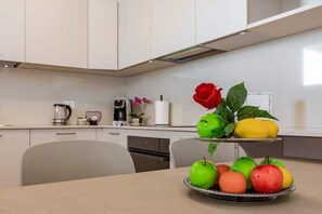 A kitchen with a fruit and flower arrangement on a table. - Terrace- new - 900m Tower -Park priv- spacious (Pisa)