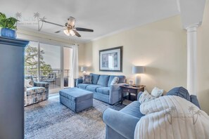 Living area - Beautiful 2 bedroom 2 bathroom on 2nd floor (Gulfport)