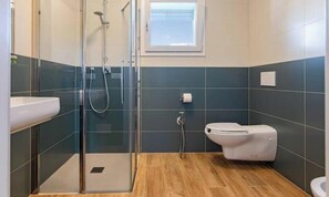 Shower, hair dryer, bidet, soap - Studio Apartment with Double Balcony - 900 m from Tower, Private Park (Pisa)
