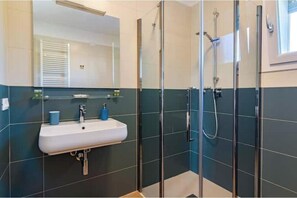Shower, hair dryer, bidet, soap - Studio Apartment with Double Balcony - 900 m from Tower, Private Park (Pisa)