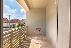 Interior - Studio Apartment with Double Balcony - 900 m from Tower, Private Park (Pisa)