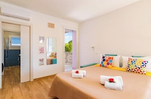 Iron/ironing board, WiFi, bed sheets - Studio Apartment with Double Balcony - 900 m from Tower, Private Park (Pisa)