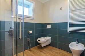 Shower, hair dryer, bidet, soap - Studio Apartment with Double Balcony - 900 m from Tower, Private Park (Pisa)