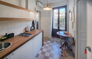 Kühlschrank, Herdplatte, Kochgeschirr/Geschirr/Besteck
