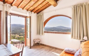 TV - 3 bedroom gorgeous home in Montecatini Val Di Cec (Montecatini Val Di Cec)