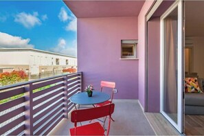 Outdoor dining - Apartment with Balcony - 900 m from Tower, Private Park & Modern Comfort (Pisa)
