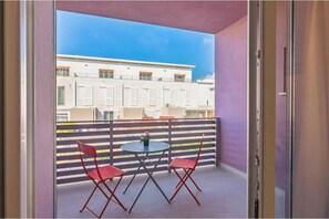 Interior - Apartment with Balcony - 900 m from Tower, Private Park & Modern Comfort (Pisa)