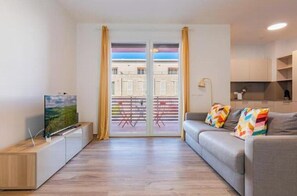 Living area - Apartment with Balcony - 900 m from Tower, Private Park & Modern Comfort (Pisa)