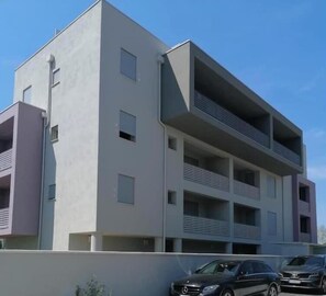 Exterior - Apartment with Balcony - 900 m from Tower, Private Park & Modern Comfort (Pisa)