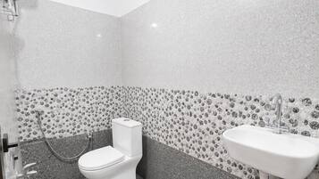 Suite | Bathroom | Shampoo, toilet paper