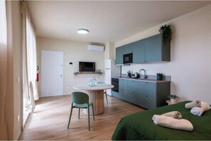 Iron/ironing board, WiFi, bed sheets - Studio Apartment with Balcony Tower View - New, 900 m from Center (Pisa)