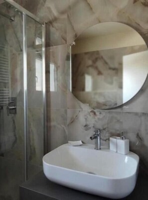 Douche, sèche-cheveux, bidet, savon