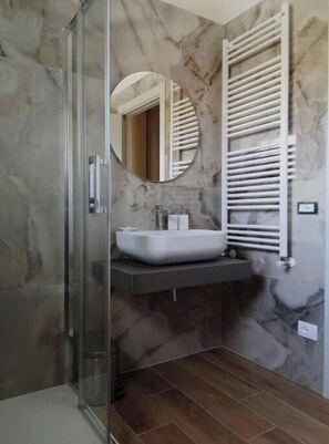 Douche, sèche-cheveux, bidet, savon