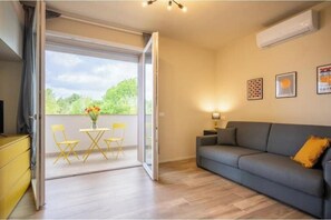 Living area - New Apartment with Balcony - 900 m from the Tower, Private Park (Pisa)