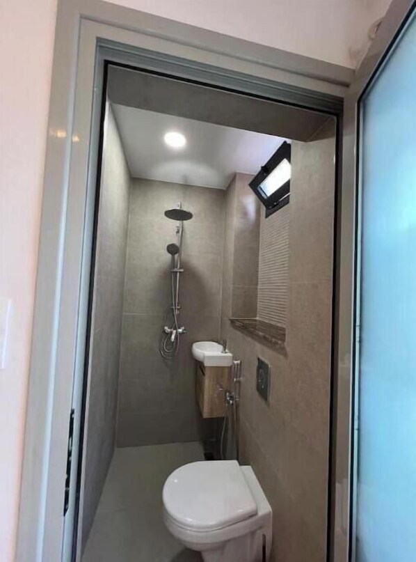 Ducha, secador de pelo, bidé y toallas