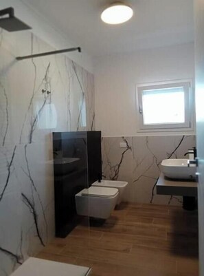 Dusche, Haartrockner, Bidet, Seife