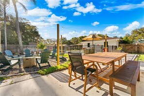 Outdoor dining - Between The Tides: Heated Pool, Beach, Sports Court. Walk to Amphitheater (St. Augustine)