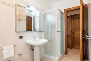 Rumah Keluarga, beberapa kamar (Lenno Il Guscio) | Kamar mandi | Shower, pengering rambut, kloset, dan handuk