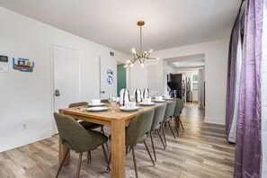 Dining - Unique 5-bedroom house in beautiful Garland with AC (Garland)