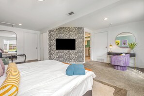 Iron/ironing board, Internet, bed sheets - Unique 5-bedroom house in beautiful Garland with AC (Garland)