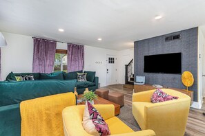 Living area - Unique 5-bedroom house in beautiful Garland with AC (Garland)